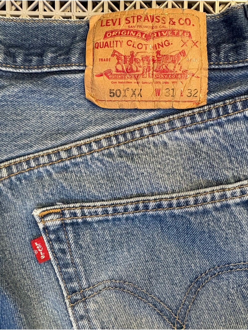 Vintage Levi’s 501 Medium Wash Button-Fly Blue Jeans - Y2K - Picture 3 of 12